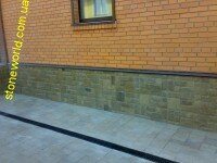 цоколь здания отделанный плиткой из камня и площадка выложенная камнем